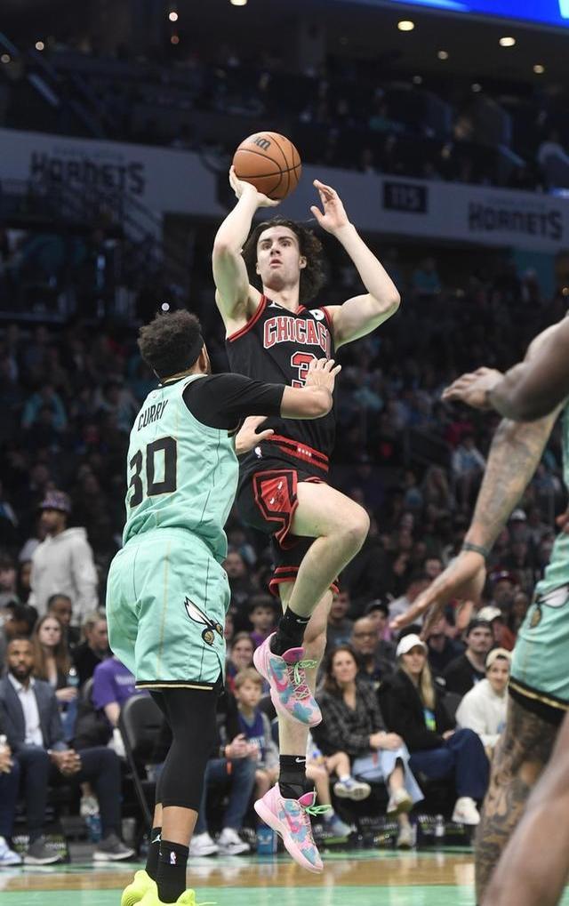 开云体育官网-夏洛特黄蜂发布备战花絮，冲刺阶段内部沟通，欧联任务艰巨，数据趋势出现新变化的简单介绍